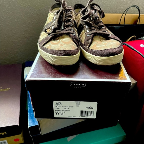 Coach - Picture 3 of 3